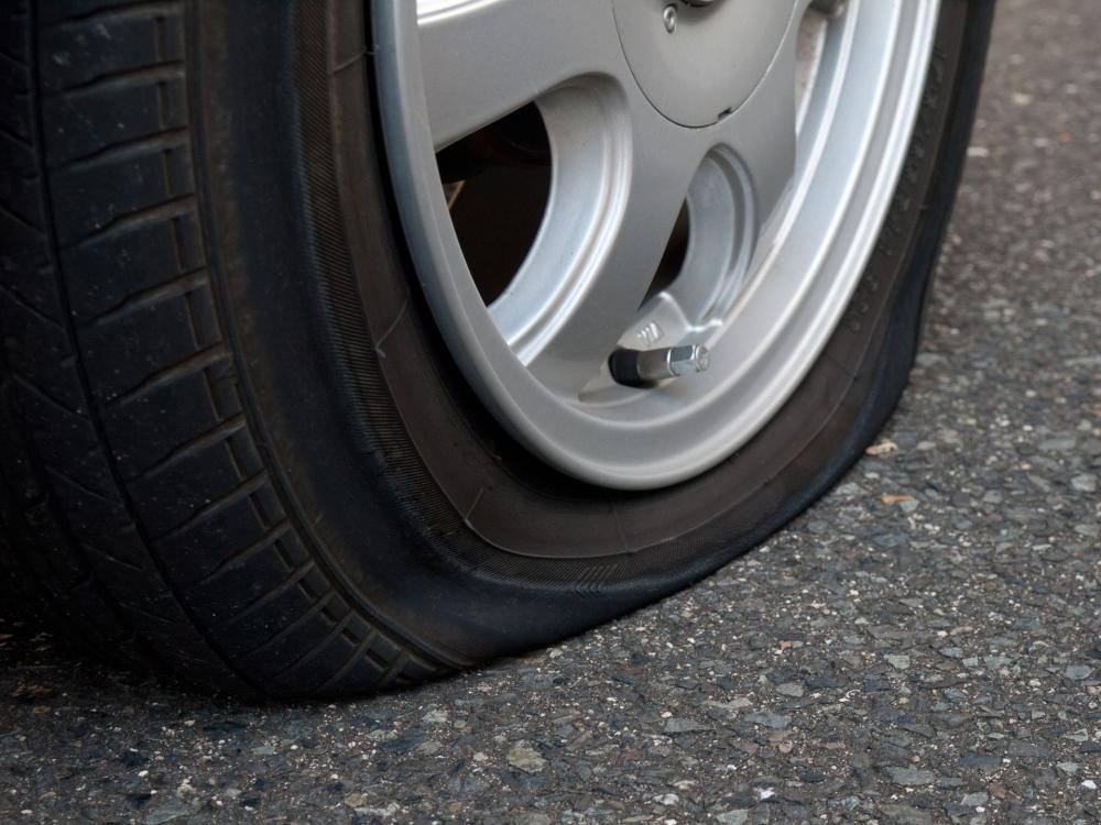 pneu crevé sur route