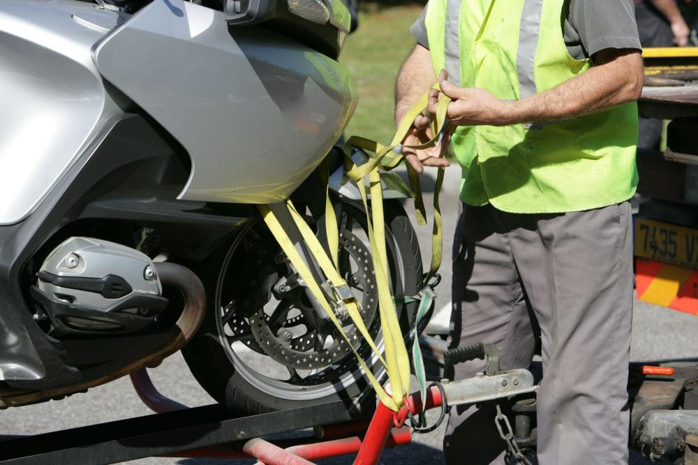 remorquage d'une moto par le Garage Dessay