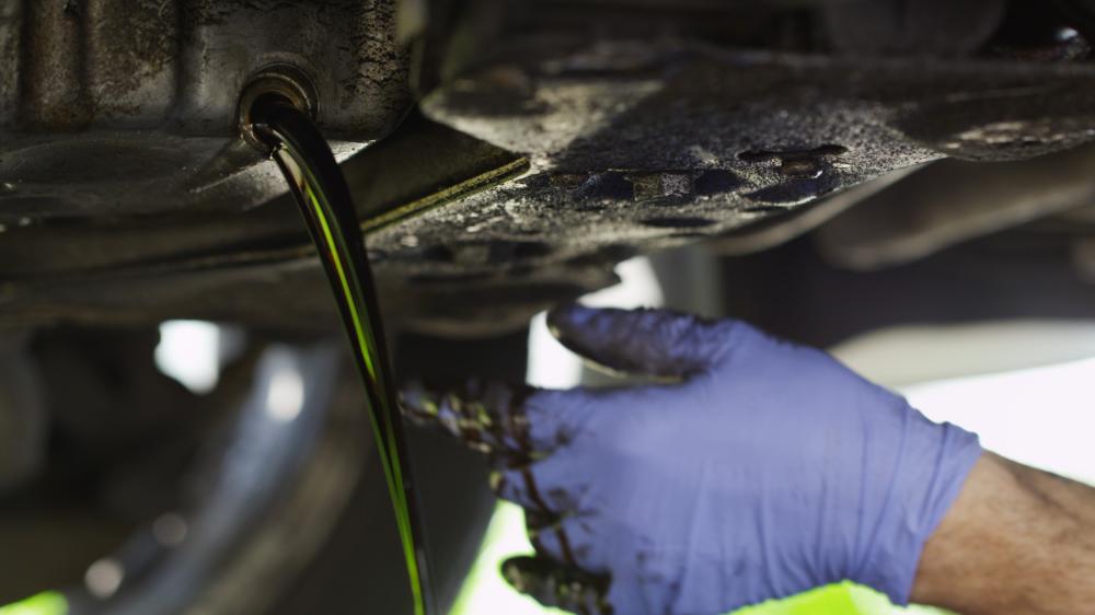 vidange de voiture dans un garage